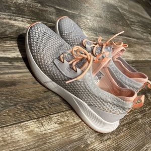 Women’s 7.5 Under Armour tennie shoes